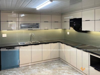 Tủ bếp inox cánh kính hoàn thiện sang trọng tại nhà anh Đô, Vĩnh Yên, Vĩnh Phúc – Dự án thực tế Vinakit