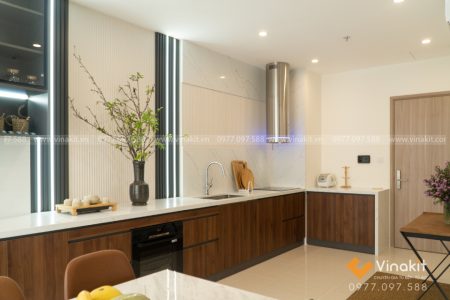 Hoàn thiện mẫu tủ bếp inox cánh Laminate An Cường vân gỗ sang trọng tại Vinhomes Smart City.
