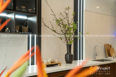 Hoàn thiện mẫu tủ bếp inox cánh Laminate An Cường vân gỗ sang trọng tại Vinhomes Smart City.