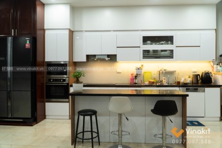 tu-bep-inox-canh-acrylic-bong-guong-hoan-thanh-nha-chi-hoa