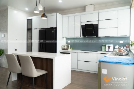 Công trình tủ bếp inox cánh kính Hải Phòng thi công thực tế tại nhà chú Trọng do Vinakit hoàn thiện.