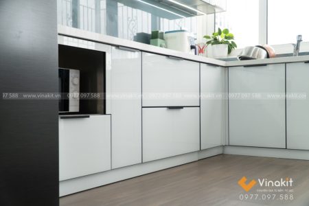 Công trình tủ bếp inox cánh kính Hải Phòng thi công thực tế tại nhà chú Trọng do Vinakit hoàn thiện.