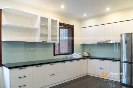 Ảnh chụp thực tế công trình hoàn thiện tủ bếp nhựa Picomat cánh Acrylic bóng gương, sang trọng tại nhà cô Dung, Hạ Đình, Thanh Xuân