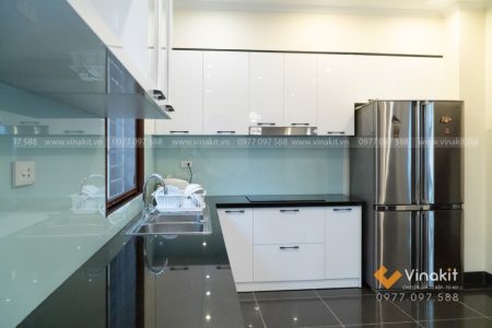 Ảnh chụp thực tế công trình hoàn thiện tủ bếp nhựa Picomat cánh Acrylic bóng gương, sang trọng tại nhà cô Dung, Hạ Đình, Thanh Xuân