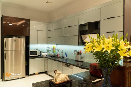Căn bếp sau khi hoàn thiện với bộ tủ bếp inox cánh kính cao cấp.