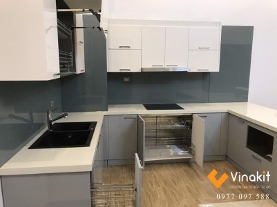 Cận cảnh bộ tủ bếp inox 304 kết hợp cánh Acrylic bóng gương sang trọng và tiện nghi sau khi bàn giao.
