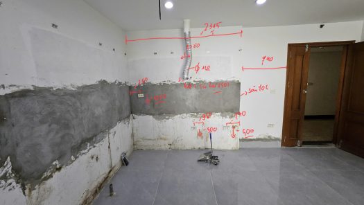 Kỹ thuật viên VINAKIT đo đạc khảo sát làm tủ bếp inox cánh kính tại nhà cô Hiền Hoa Động