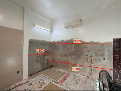 Kỹ thuật viên VINAKIT đo đạc khảo sát làm tủ bếp inox cánh kính tại nhà cô Hiền Hoa Động