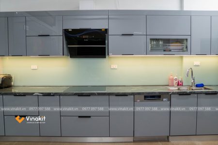 Hoàn thiện thi công tủ bếp inox cánh kính cường lực thực tế tại Đào Tấn