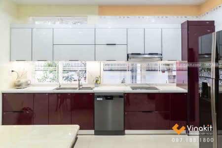 hoan-thien-tu-bep-inox-canh-kinh-cuong-luc-nha-chu-hung-lach-tray
