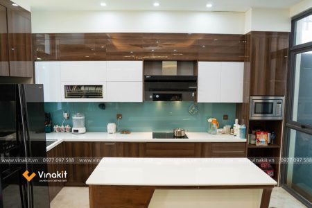 Ảnh thực tế mẫu tủ bếp gỗ công nghiệp cánh Acrylic bóng gương An Cường hiện đại tại nhà chị Quỳnh, Hà Đông sau khi hoàn thiện.