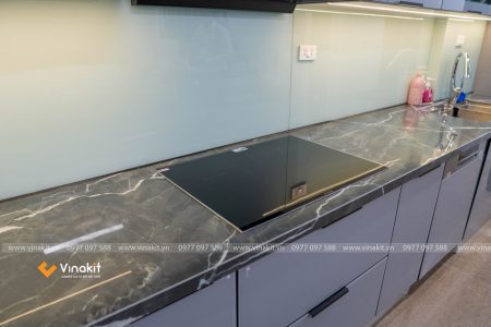 Hoàn thiện thi công tủ bếp inox cánh kính cường lực thực tế tại Đào Tấn