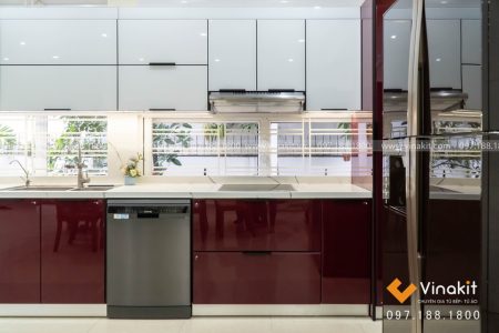 hoan-thien-tu-bep-inox-canh-kinh-cuong-luc-nha-chu-hung-lach-tray