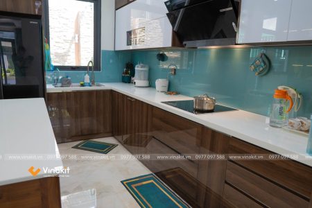 Ảnh thực tế mẫu tủ bếp gỗ công nghiệp cánh Acrylic bóng gương An Cường hiện đại tại nhà chị Quỳnh, Hà Đông sau khi hoàn thiện.