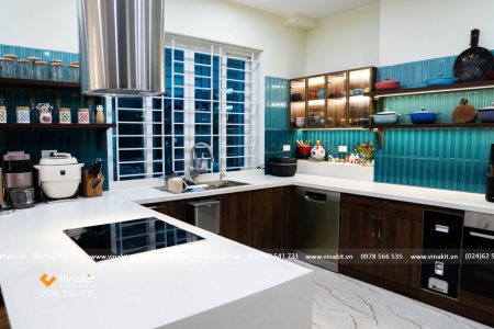 Chiêm ngưỡng vẻ đẹp sang trọng của công trình tủ bếp inox cánh melamine vân gỗ óc chó sau khi VINAKIT hoàn thiện tại Cầu Giấy.