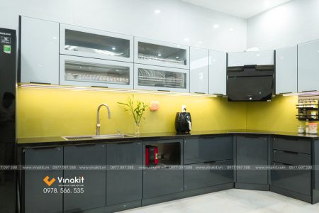 Hoàn thiện tủ bếp inox cánh kính cường lực sang trọng tại nhà cô Hiền Hoa Động bởi VINAKIT