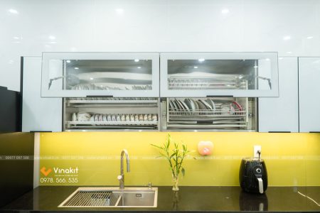 Hoàn thiện tủ bếp inox cánh kính cường lực sang trọng tại nhà cô Hiền Hoa Động bởi VINAKIT