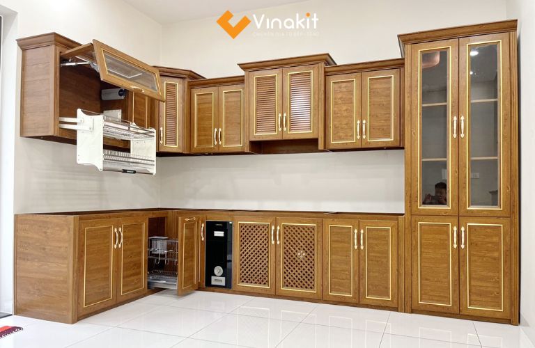 Tủ bếp nhôm cánh gỗ tự nhiên phong cách tân cổ điển