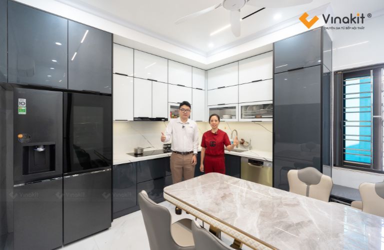 báo giá tủ bếp nhôm Tủ bếp nhôm tấm cánh nhựa Acrylic bóng loáng