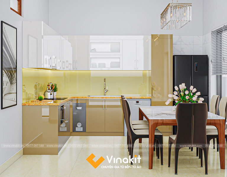 tủ bếp trắng kết hợp với màu vàng ánh kim