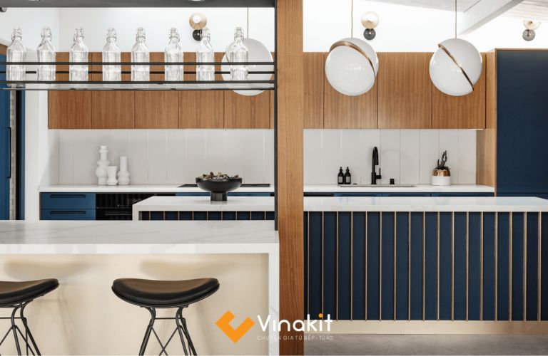 Tủ bếp chữ I có quầy bar mini với gam xanh – trắng nổi bật