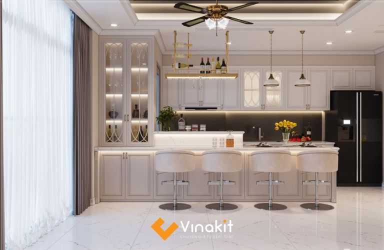 Thiết kế tủ bếp chữ I có quầy bar rộng, tích hợp ghế ngồi và kệ rượu treo