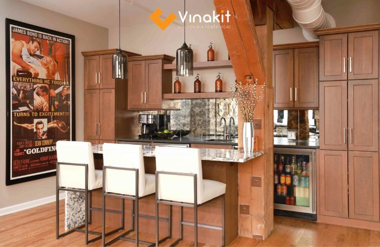 Mẫu tủ bếp chữ I bằng gỗ ấm cúng, kết hợp quầy bar nhỏ gọn và mặt đá vân tự nhiên