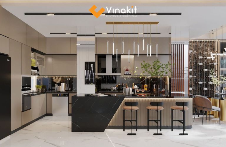 Mẫu tủ bếp chữ L có quầy bar sang trọng, kết hợp mặt đá đen và đèn thả hiện đại