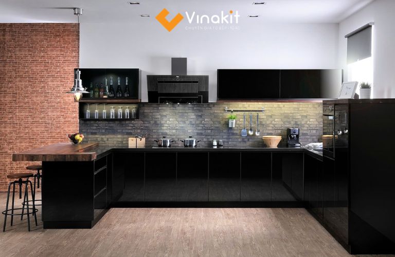 Mẫu tủ bếp chữ U tông đen hiện đại, kết hợp quầy bar gỗ nhỏ gọn