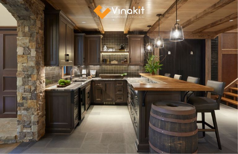Tủ bếp chữ U phong cách mộc sang trọng, kết hợp quầy bar dài và chất liệu gỗ ấm áp