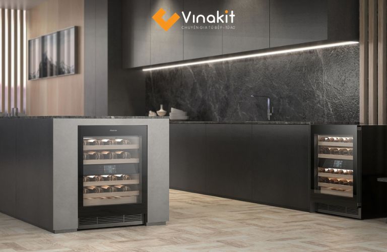 Thiết kế quầy bar tối giản tích hợp tủ rượu âm, mang lại vẻ đẹp tinh tế và tiện nghi cho căn bếp sang trọng.