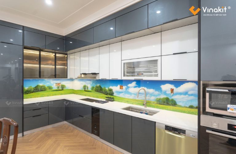 Mẫu tủ bếp inox cánh kính hiện đại tại Hà Nội