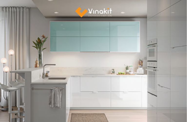 Tủ bếp xanh ngọc kết hợp kính bếp cùng tông