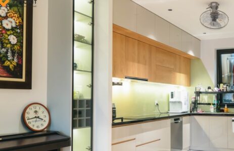Hoàn thiện tủ bếp khung thùng inox cánh Melamine vân gỗ kết hợp Acrylic trắng bóng gương hiện đại tại căn hộ chị Vân, Hyundai Hà Đông.