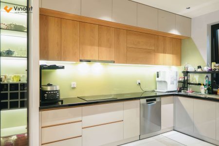 Hoàn thiện tủ bếp khung thùng inox cánh Melamine vân gỗ kết hợp Acrylic trắng bóng gương hiện đại tại căn hộ chị Vân, Hyundai Hà Đông.