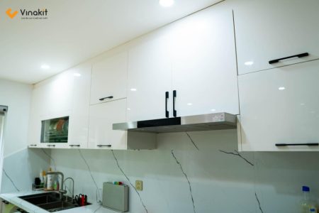 Công trình tủ bếp inox cánh acrylic hoàn thiện sang trọng nhà anh Khánh, Ecopark do Vinakit thi công.