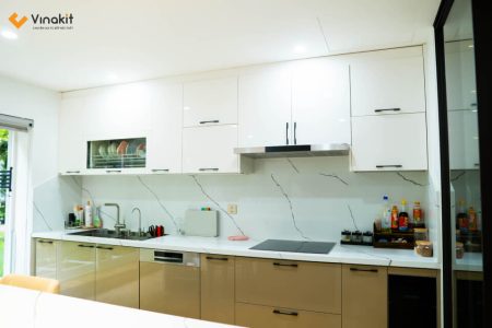 Công trình tủ bếp inox cánh acrylic hoàn thiện sang trọng nhà anh Khánh, Ecopark do Vinakit thi công.