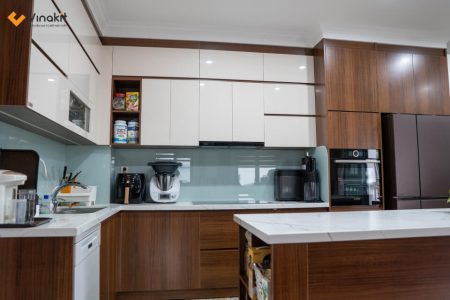 Hoàn thiện tủ bếp inox cánh acrylic trắng bóng gương nhà chị Gấm