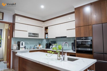 Hoàn thiện tủ bếp inox cánh acrylic trắng bóng gương nhà chị Gấm