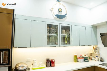 Hoàn thiện thi công mẫu tủ bếp inox cánh kính cường lực thực tế nhà chị Hảo, Lê Văn Hiến.