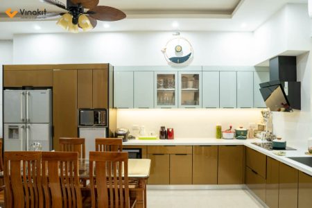 Hoàn thiện thi công mẫu tủ bếp inox cánh kính cường lực thực tế nhà chị Hảo, Lê Văn Hiến.