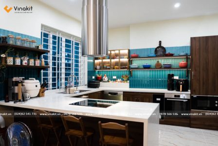 Chiêm ngưỡng vẻ đẹp sang trọng của công trình tủ bếp inox cánh melamine vân gỗ óc chó sau khi VINAKIT hoàn thiện tại Cầu Giấy.
