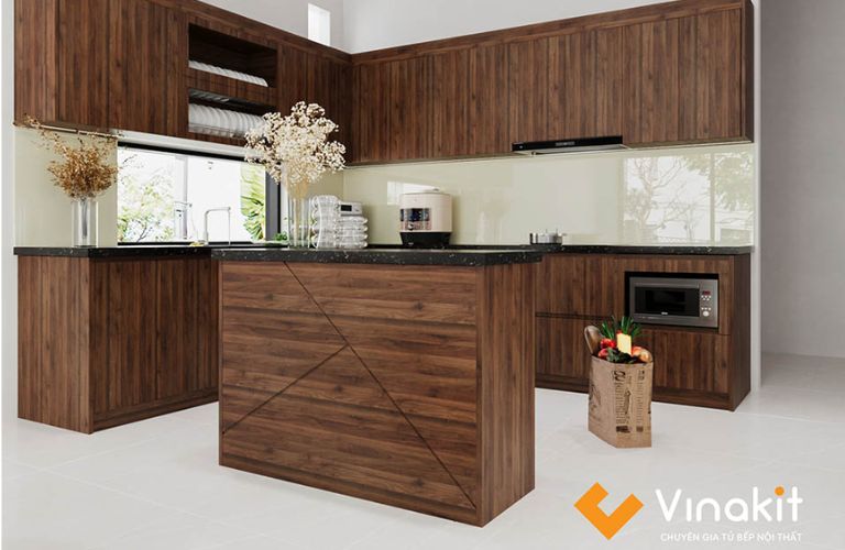 Mẫu tủ bếp chữ L vân gỗ ấm cúng, kết hợp đảo bếp nhỏ