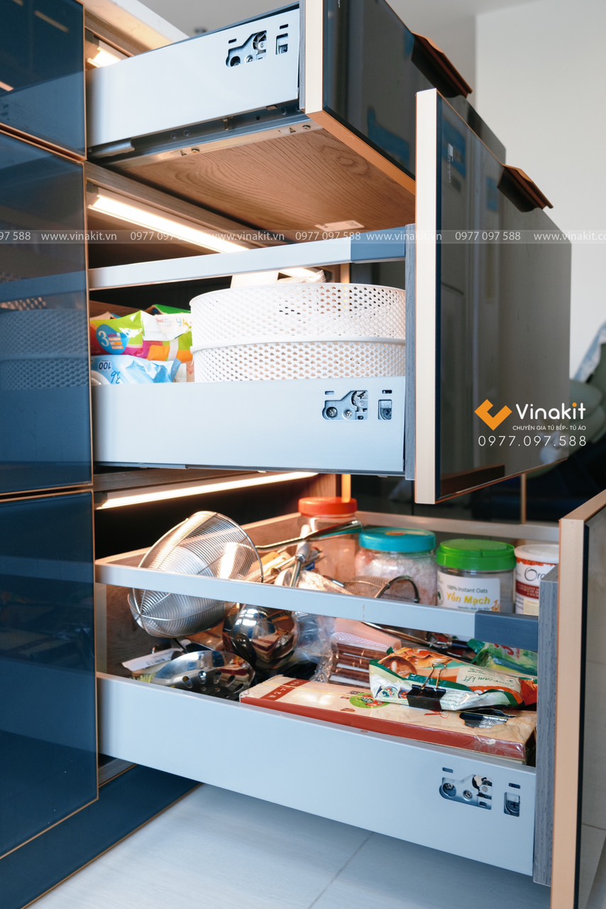 Tủ bếp inox cánh kính cường lực nhà Cô Vân - Vinsmart