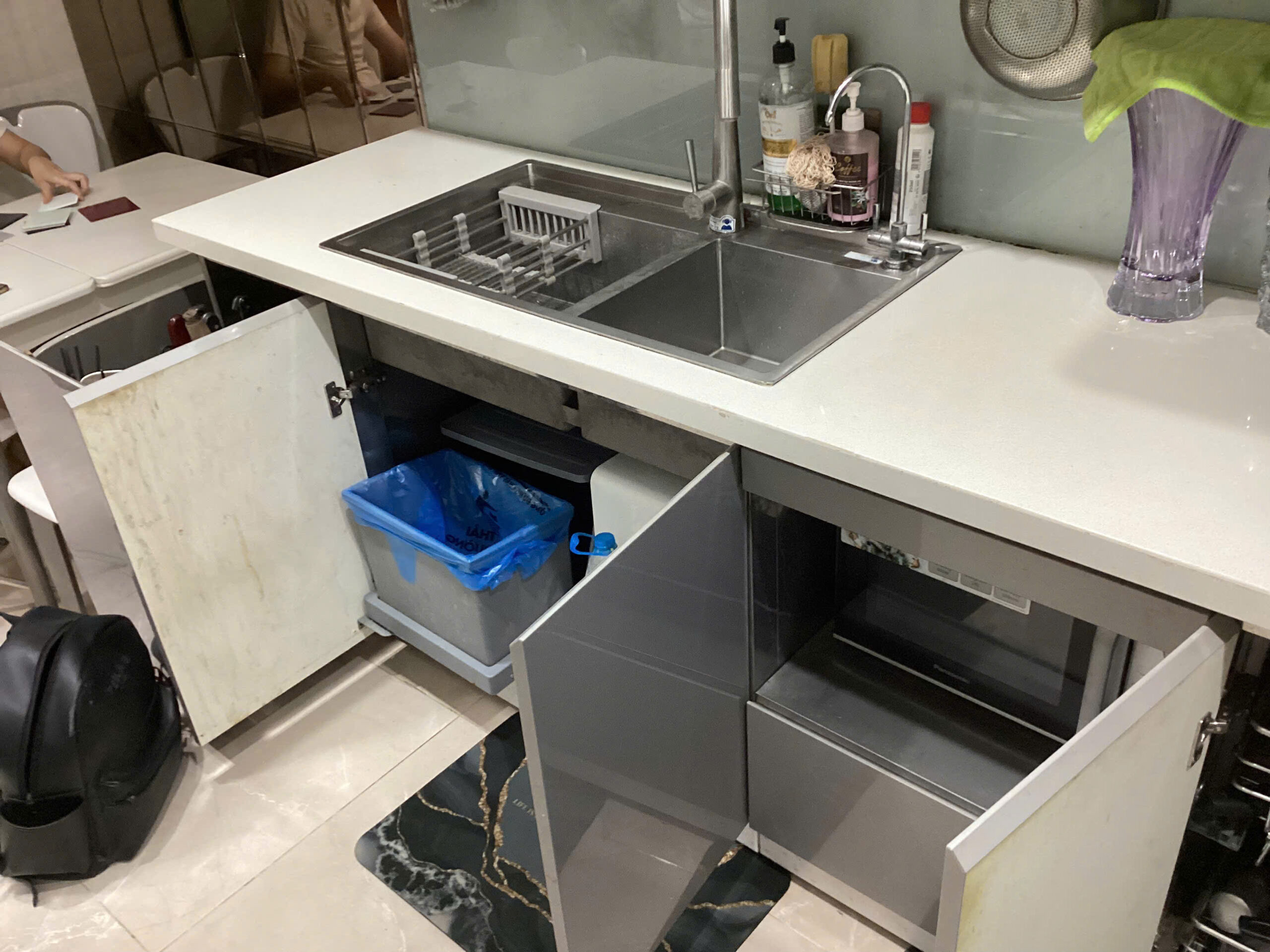 Tủ bếp inox cánh kính cường lực nhà Cô Hường - Trung Liệt