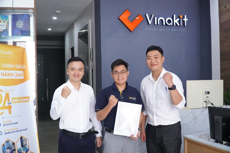 Đại diện ban lãnh đạo công ty của Vinakit cùng chụp ảnh chúc mừng ông Trần Minh Đức