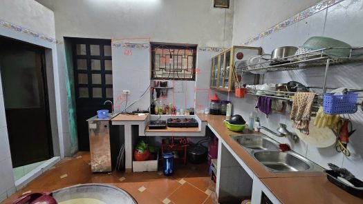 Hình ảnh thực tế hiện trạng và đội ngũ kỹ thuật VINAKIT đang tiến hành đo đạc, khảo sát mặt bằng thi công tủ bếp nhựa Picomat cho cô Dung tại Hạ Đình, Hà Nội.