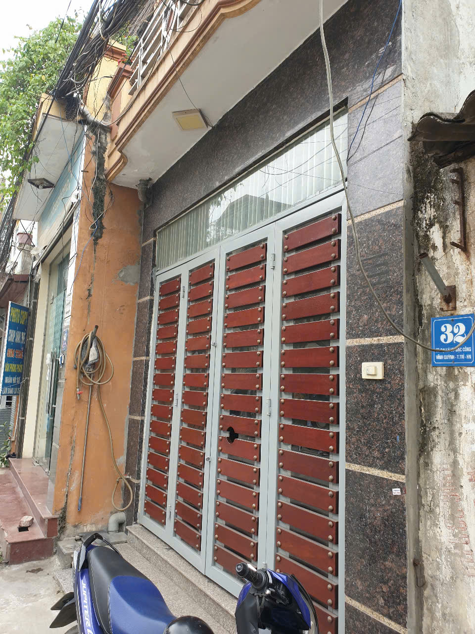 Tủ bếp inox cánh kính cường lực nhà Chú Quý - Kim Đồng