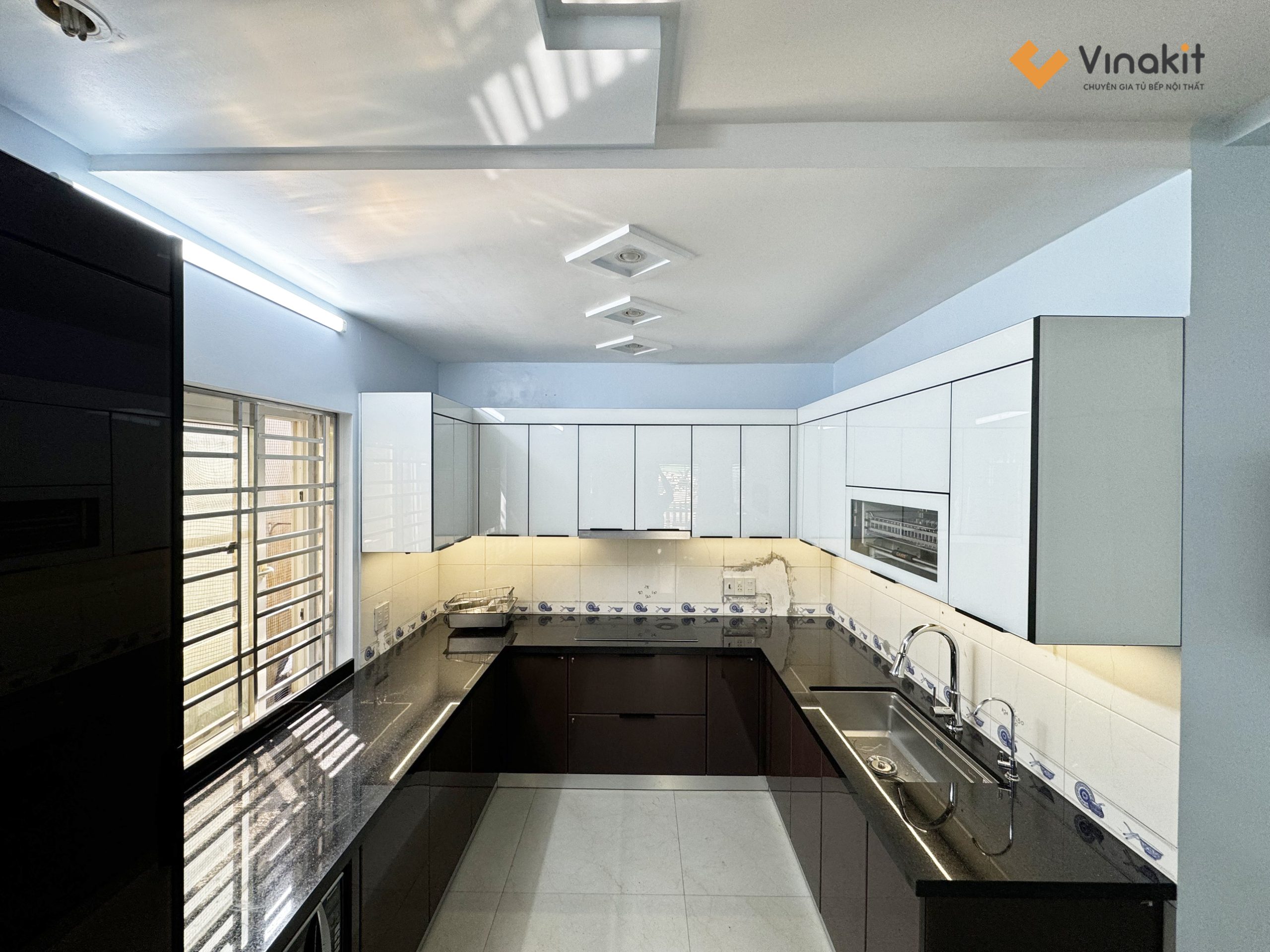 Tủ bếp inox cánh kính cường lực Chú Vinh - KĐT Sao Đỏ