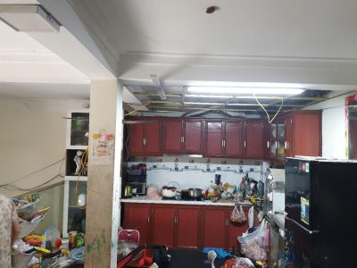 Đội ngũ VINAKIT đo đạc hiện trạng tủ bếp tại nhà chị Hoa Ngọc Trục